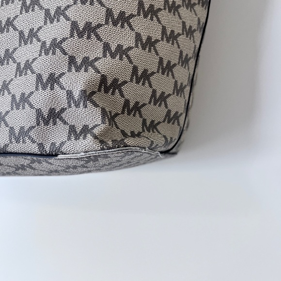 Michael Kors Emry Large Top Zip Tote - Picture 8 of 16